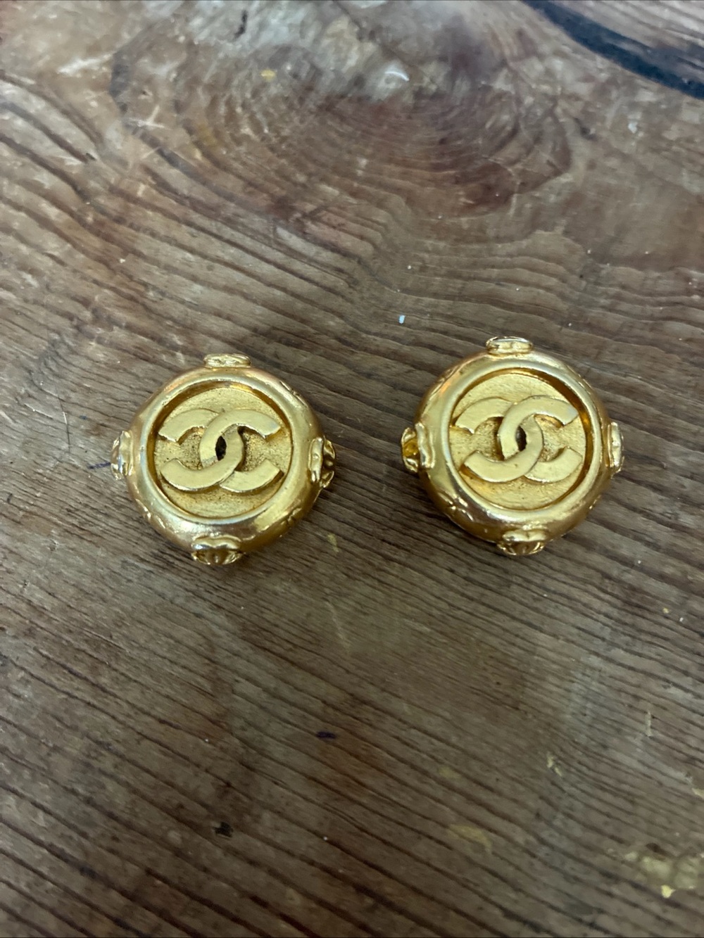 CHANEL Gold Interlocking CC clip on vintage Earrings - Picture 2 of 11